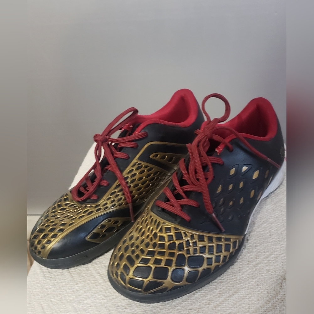 MENS/YOUTH LEOCI OUTDOOR SOCCER SHOES. GOOD CONDITION. GOLD OVERLAY IN BLACK. 7½